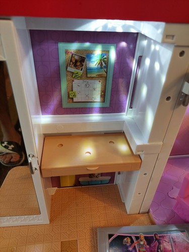 Muñeca Barbie DPX21 Hello Dreamhouse con WiFi activado por voz - Imagen 5 de 12