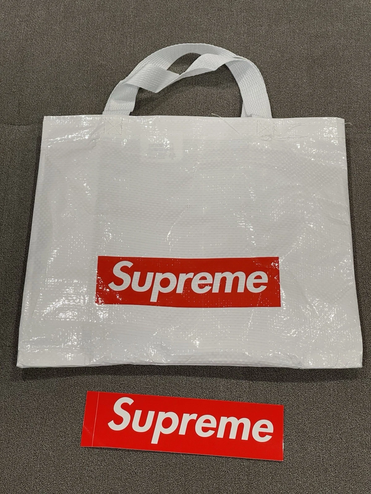 Sac fourre tout Supreme Tyvek Supreme Paris 2025 comme neuf avec autocollant scellé neuf
