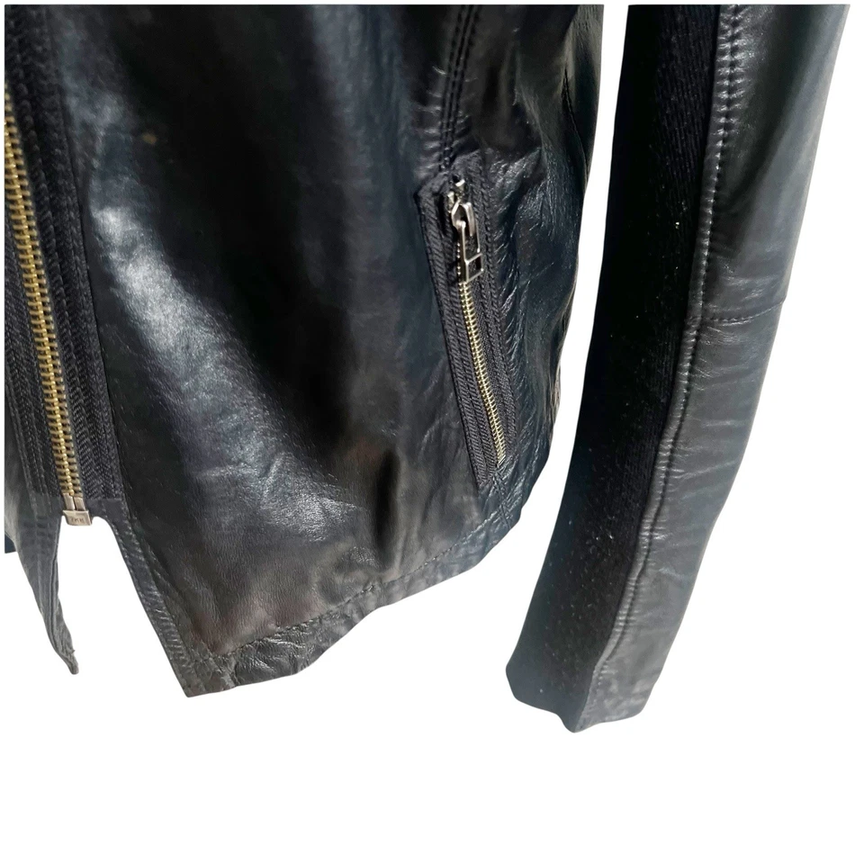 Chaqueta de motociclista de cuero genuino Rezrekshn para mujer talla grande negra de Esther Chen Foto 4 de 4