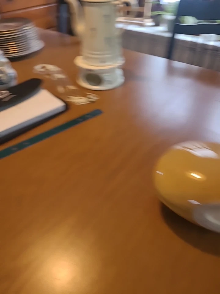 Jarrón de cerámica amarillo y púrpura Foto 4 de 4