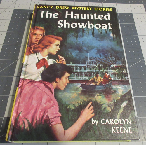 Nancy Drew Das Spukschauboot Carolyn Keene (Nancy hinter einem Baum)