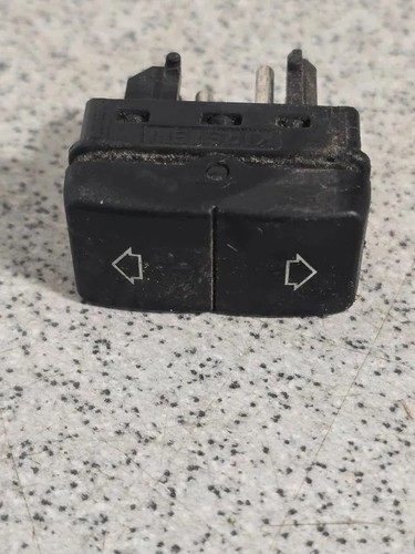 BMW 5 E34 Schalter für Fensterheber hinten links 8366506 2.50 Petrol 33759480