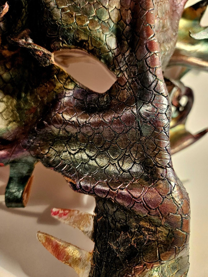 MASCARILLA DRAGÓN CUERO (HECHA A MANO) Foto 3 de 4