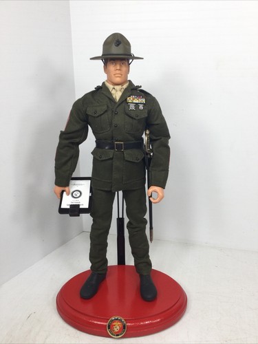 1/6 Hasbro Gi Joe USMC MARINE GUNNERY SERGEANT DRILL INSTRUCTOR Schwert & Ständer - Bild 1 von 23