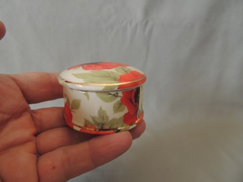 Fine bone China miniature trinket box made in England - Picture 10 of 11