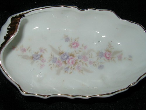 VINTAGE LEFTON PORCELAIN LEAF SHAPED CANDY, NUT DISH, BOWL w FLOWER DECORATION - Picture 2 of 3