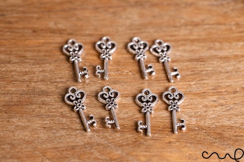 8x Mini Dijes Llaves Vintage Tono Plata Metal Artesanía Adornos Etiquetas Joyería - Imagen 1 de 6