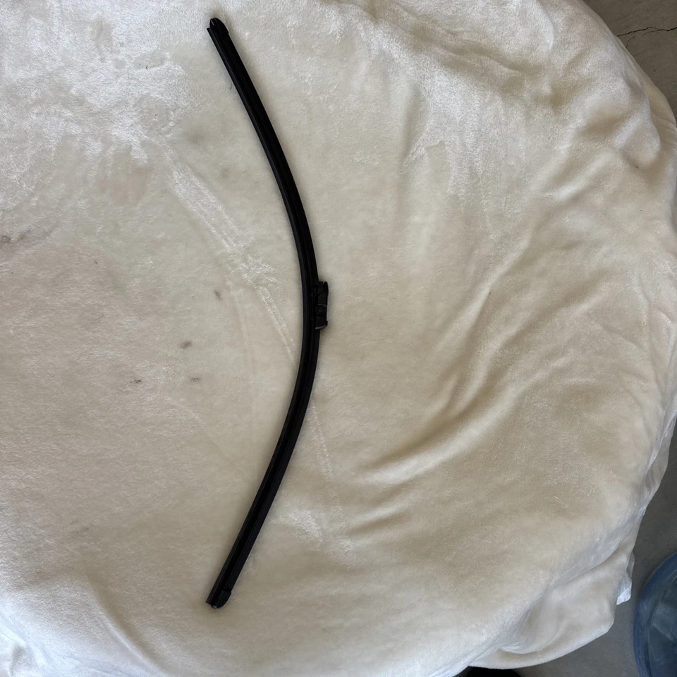 ASTON MARTIN ESCOBILLA LIMPIAPARABRISAS GENUINA - LADO DEL CONDUCTOR IZQUIERDO #CG43-17B437-AA Foto 2 de 3