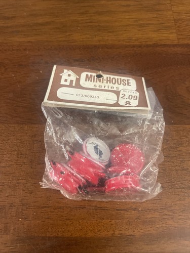 Vintage Puppenhaus Miniatur Zubehör - Set mit roten Töpfen & Pfannen - Neu im Paket - Bild 1 von 2