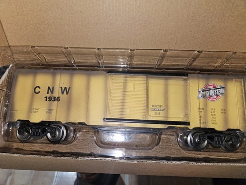 CHICAGO NORTHWESTERN BOX CAR, WEATHERED, NEW (this version no longer made) - Picture 2 of 2