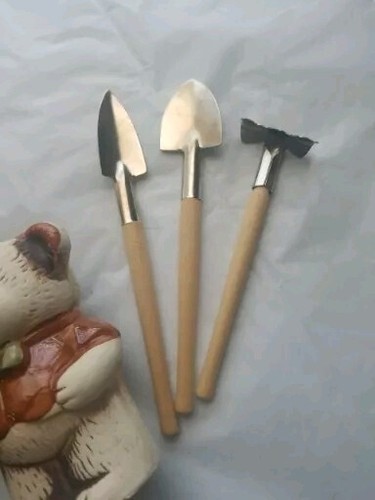 Vintage Ceramic Bear Planter With Garden tools - Picture 6 of 7