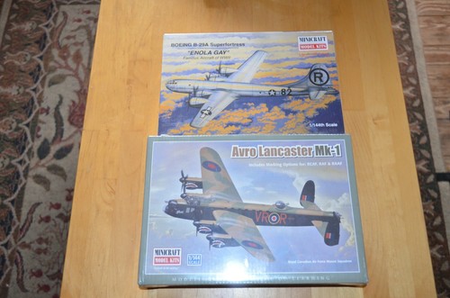 Coppia di mini modellini artigianali in plastica come nuovi in confezione