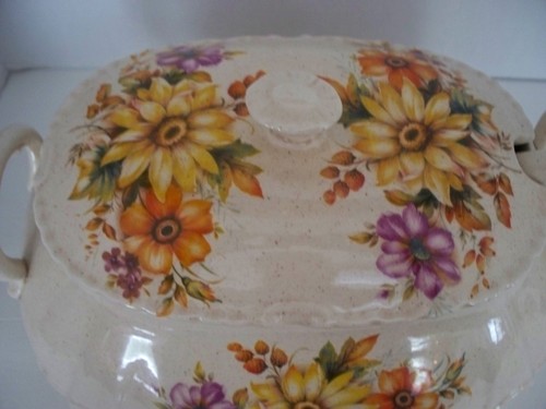 VTG Daisy Floral Pattern Soup Tureen & Ladle Gravy Bowl Boat LARGER Tureen - Picture 4 of 8