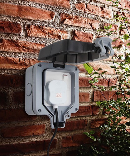 Waterproof Outdoor 13A Storm Switched Single Socket IP66 Outside Use - Picture 10 of 12