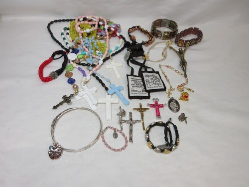 VINTAGE NOW LOT OF RELIGIOUS MEDALS PENDANT BRACELET CROSS ROSARY PIN #R1 - Picture 2 of 12
