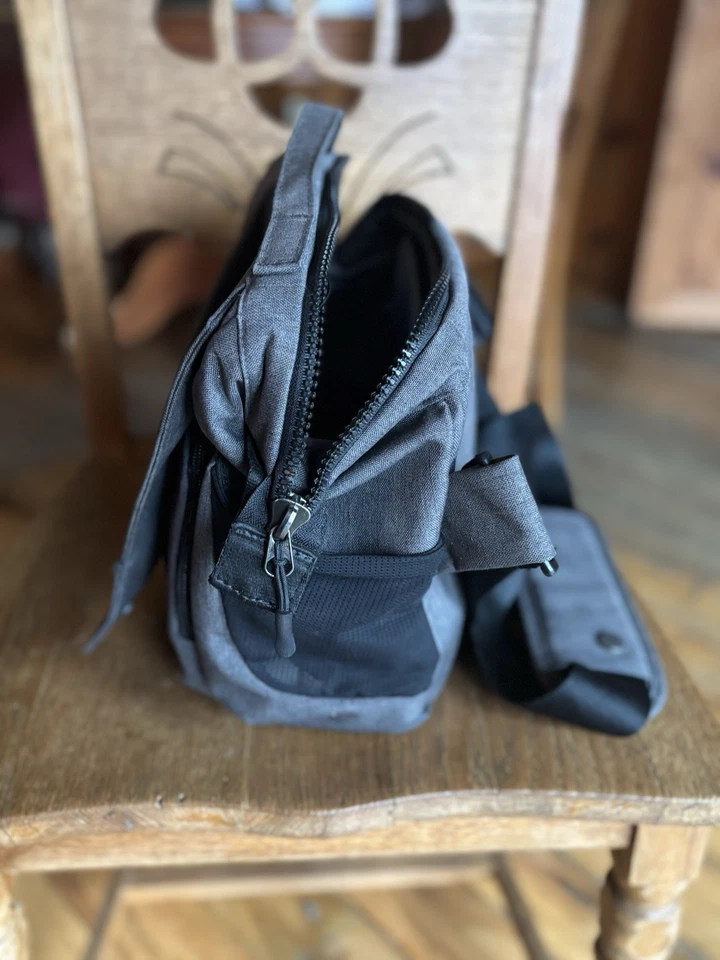 Bolso para cámara Case Logic correa para el hombro con cremallera y bolsillos Foto 3 de 4