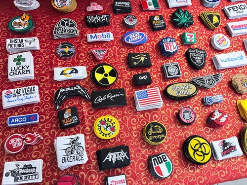 POSTEN VON 80 NEUEN BESTICKTEN NAMENSPATCH-SCHILD FIRMEN ZUM AUFBÜGELN - Bild 1 von 7