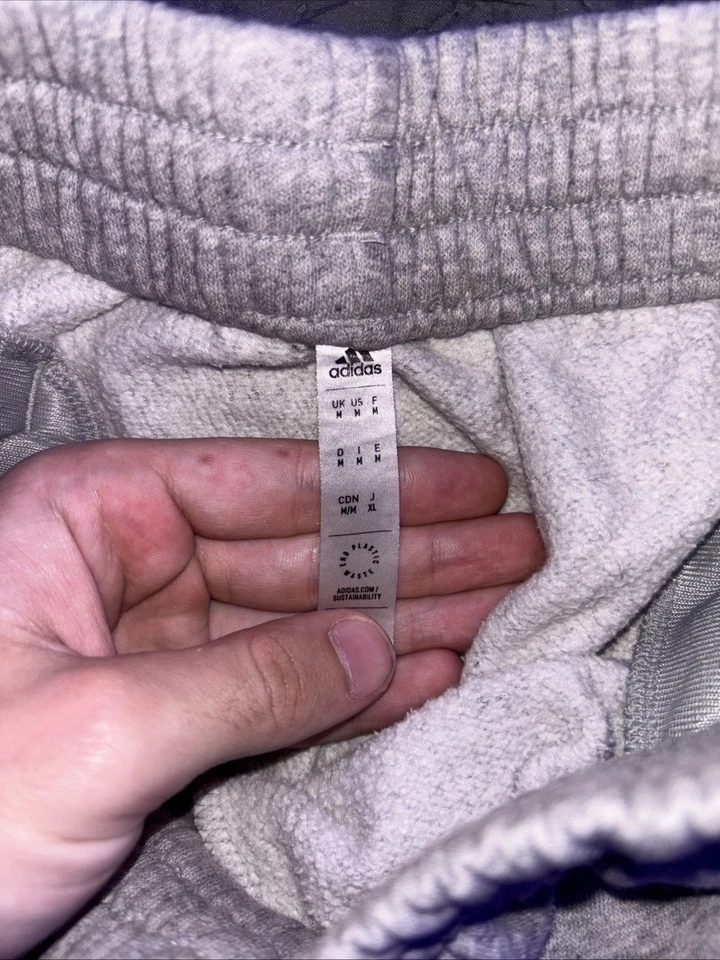 Pantalones deportivos Adidas grises talla M Foto 3 de 3