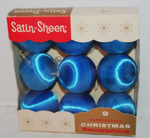 Vintage~SATIN-SHEEN~9 Ornaments~PYRAMID MILLS Co~Bright BLUE~Unbreakable~W/BOX - Foto 2 di 6