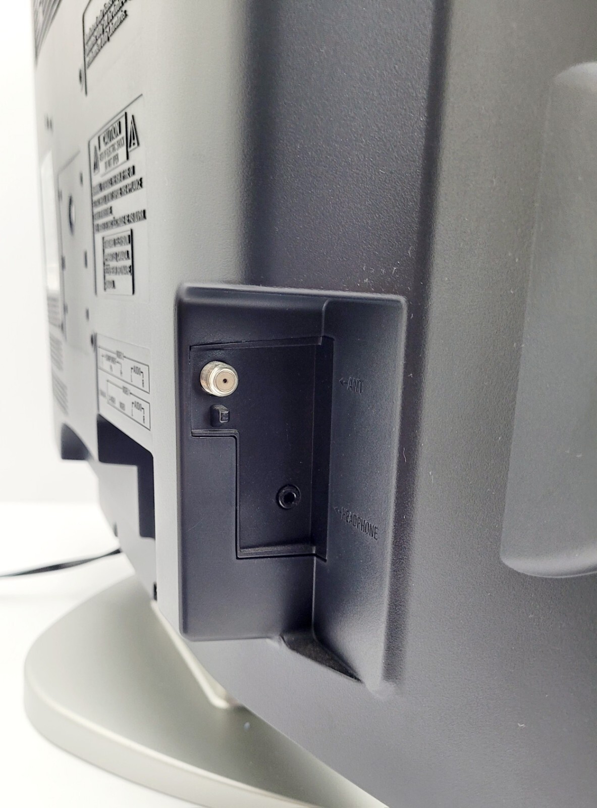 Sylvania LC200SL8 20 Inch Flat Screen S Video LCD Color TV W