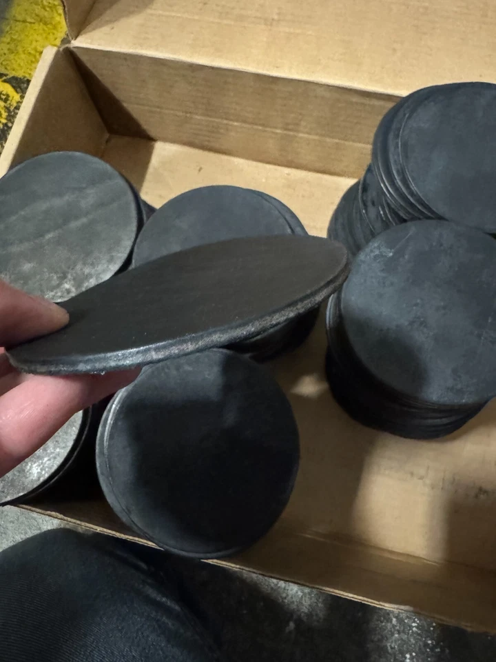 100 - Posavasos redondos de cuero negro - 4 pulgadas - 4 mm en blanco bien acabado Foto 4 de 4