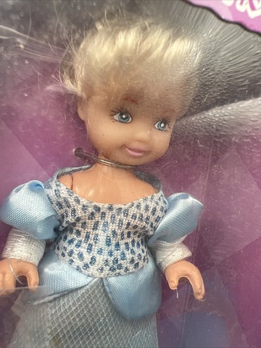 Nuevo en caja Colección Little Princess Cenicienta (Muñeca Tamaño Kelly) Disney KO de colección - Imagen 5 de 9