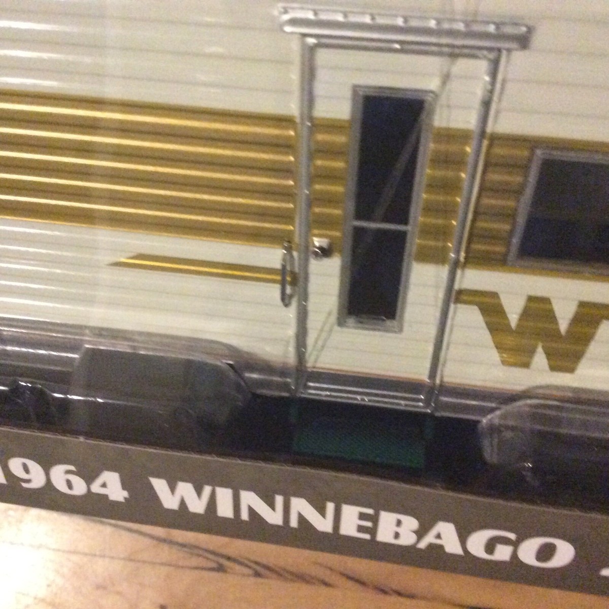 Greenlight 1:24 Hitch & Tow 1964 Winnebago 216 Camper (White