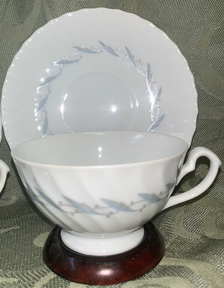 Juego de 4 tazas y platillos Mikasa Fine China Stafford #9308 patrón RARO (8 piezas) Foto 2 de 4