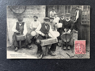 CPA VILLEDIEU les POELES Atelier de Chaudronnerie ( Gros plan )