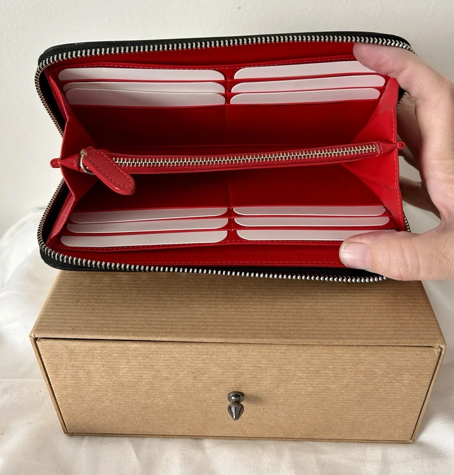 Carteira Christian Louboutin cravada com zíper longo em torno de designer de interiores vermelha - Imagem 4 de 4