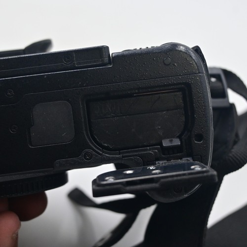 Panasonic Lumix GH5 Mirrorless Camera Body For Part/Repair Does not Turn On - Picture 9 of 10