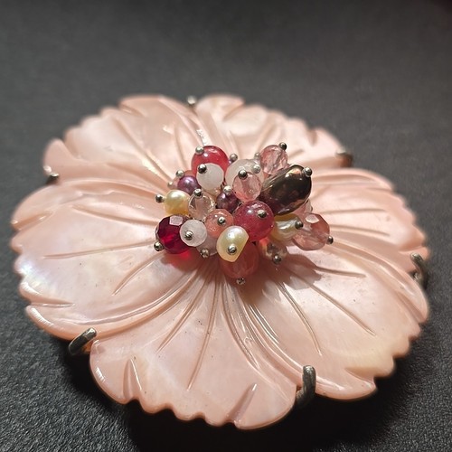 Broche prendedor acrílico flor floral rosa Ann Taylor con centro de cuentas - Imagen 5 de 8