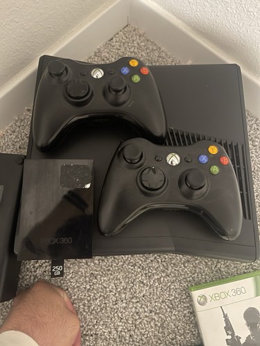 Fully Working Xbox 360 Console With 2 Controllers, Memory Card,and Games - Picture 2 of 11