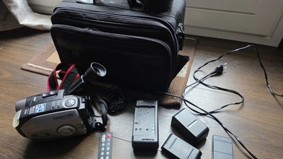 JVC GR-AX480 Camcorder Compact VHS-C   Komplett-Set mit 3 Akkus - Zubehörpaket