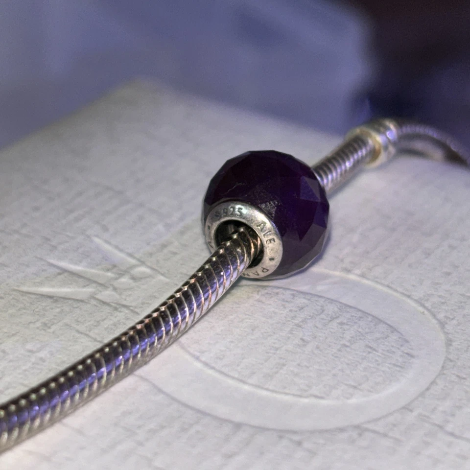 Pandora Pequeñas Facetas Amatista Púrpura Circonita cúbica y Plata Esterlina Dije 791499ACZ Foto 3 de 4