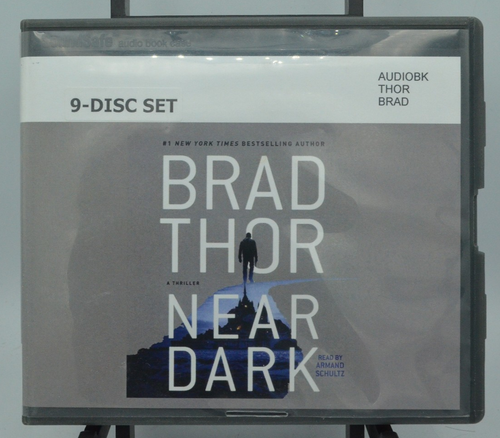Brad Thor Near Dark: A Thriller (Scot Harvath Series) Audio CD – Unabridged - Bild 1 von 2