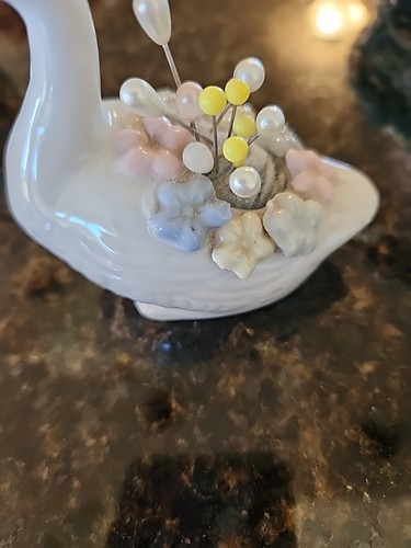 Vintage Duck pin cushion white and pastel flowers - Picture 9 of 9