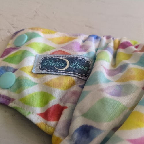 Pañal de tela de bolsillo Bella Luna pequeños diamantes geométricos rosa sin inserto - Imagen 3 de 5