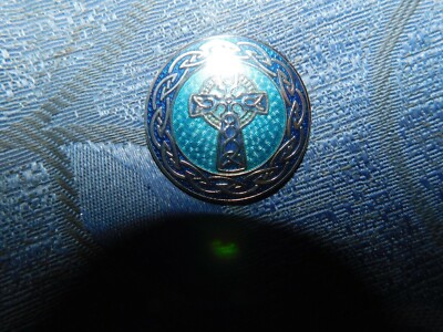 ELEGANTE SILBERFARBENE RUNDE BROSCHE KELTENKREUZ MEER EDELSTEINE BLAUE EMAILLE 