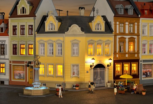 Kibri 38388 H0 casa en Sachsenplatz, kit, nuevo, embalaje original - Imagen 2 de 3