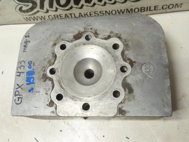 Bonitas aletas cabeza magnética derecha moto de nieve Yamaha GPX 433 de colección Foto 3 de 4