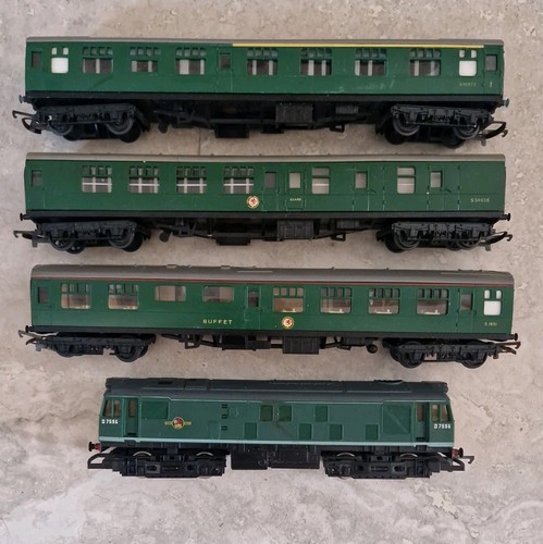 Hornby Class 25 BR Green D7596 R072 4P54 and carriages British Railways