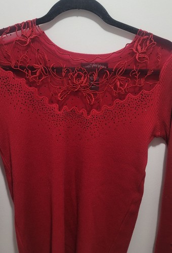 MUJER OLIVA. O SUÉTER DE PUNTO ROJO CON HERMOSOS APLIQUES Y PEDRERÍA TALLA S - Imagen 2 de 5