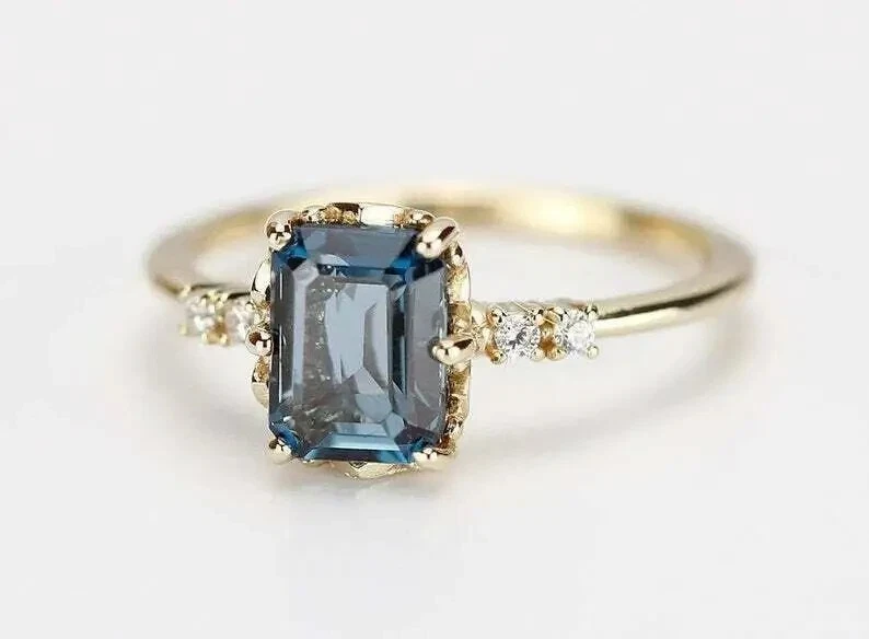 Anillo de compromiso de alejandrita simulada esmeralda de 2 quilates enchapado en oro amarillo de 14 quilates en plata Foto 4 de 4