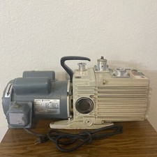 Pompa per vuoto a palette rotativa doppio stadio Leybold D16A Trivac con motore GE 5KCR47UG26BT