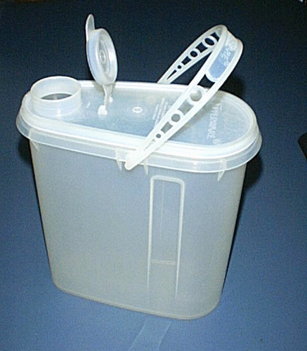 TUPPERWARE 2 Quart griffiger GETRÄNKEKUMPEL Krug #587 Klappverschluss & Griff SCHIER - Bild 1 von 3