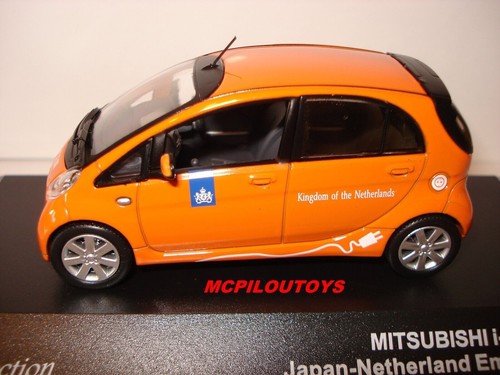 J-COLLECTION JC264 MITSUBISHI i-MiEV JAPAN NETHERLAND EMBASSY CAR 2010 au 1/43° - Imagen 2 de 3
