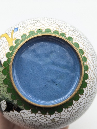 Vintage White Cloisonne Vase With Blue Florals And Gold Toned Trim 5"h - Picture 9 of 10