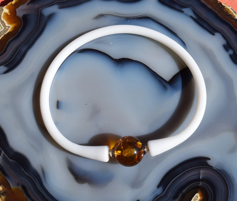 Pulsera de piedras preciosas ámbar coñac báltico con pulsera de silicona blanca cierre a presión Foto 3 de 4