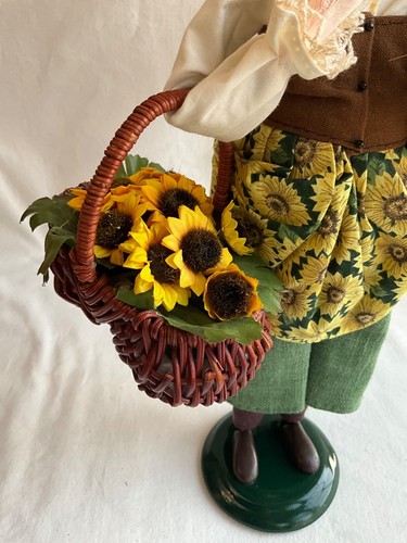 Byers Choice 2011 Lady w/ Wine Bottle & Basket of Sunflowers Signed Joyce Byers - Picture 5 of 15